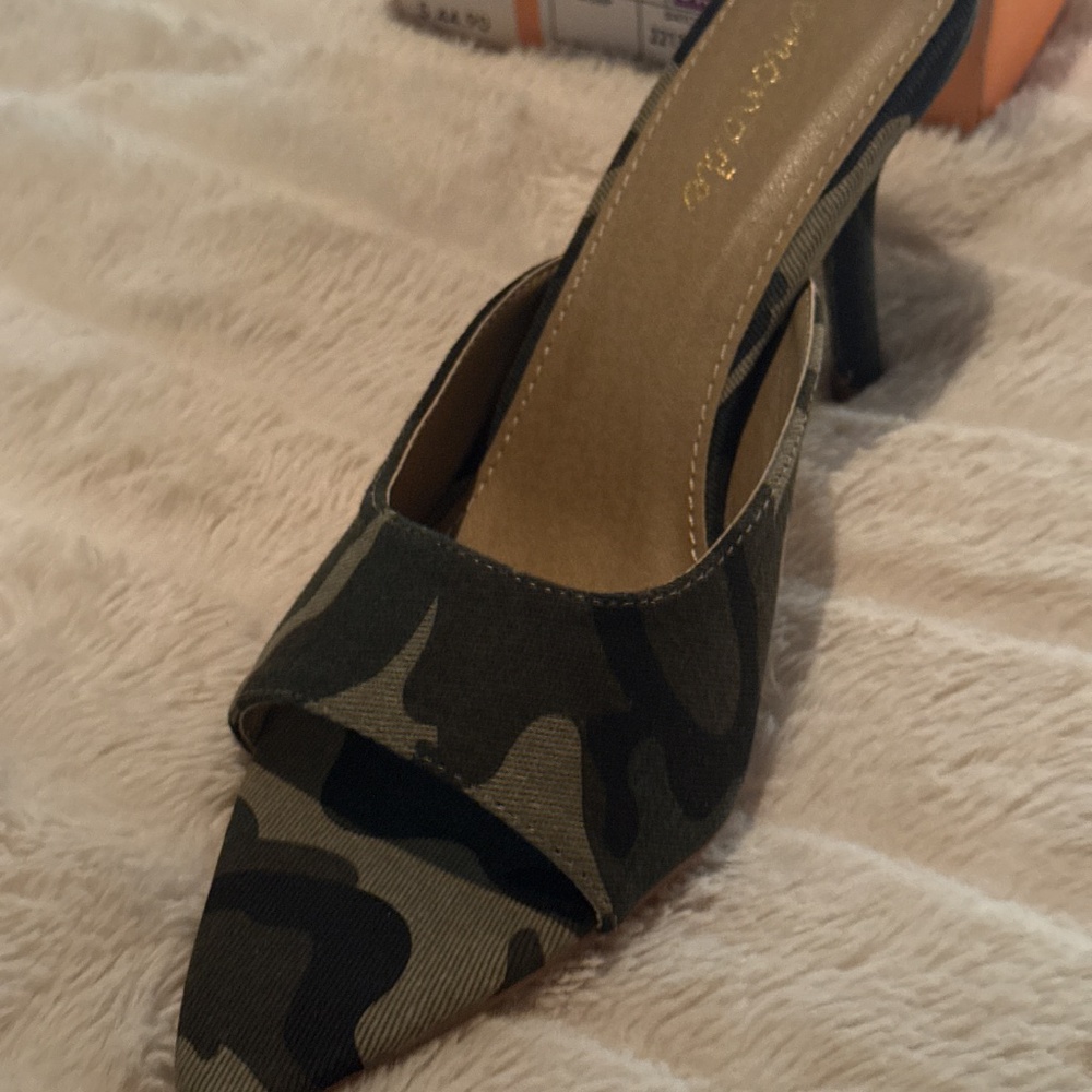 Heels - Picture 3 of 4